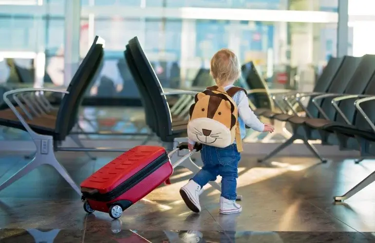 dziecko na lotnisku
