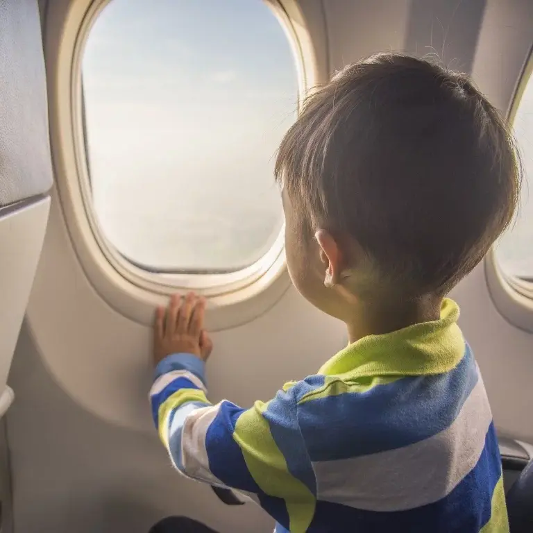 dziecko w samolocie